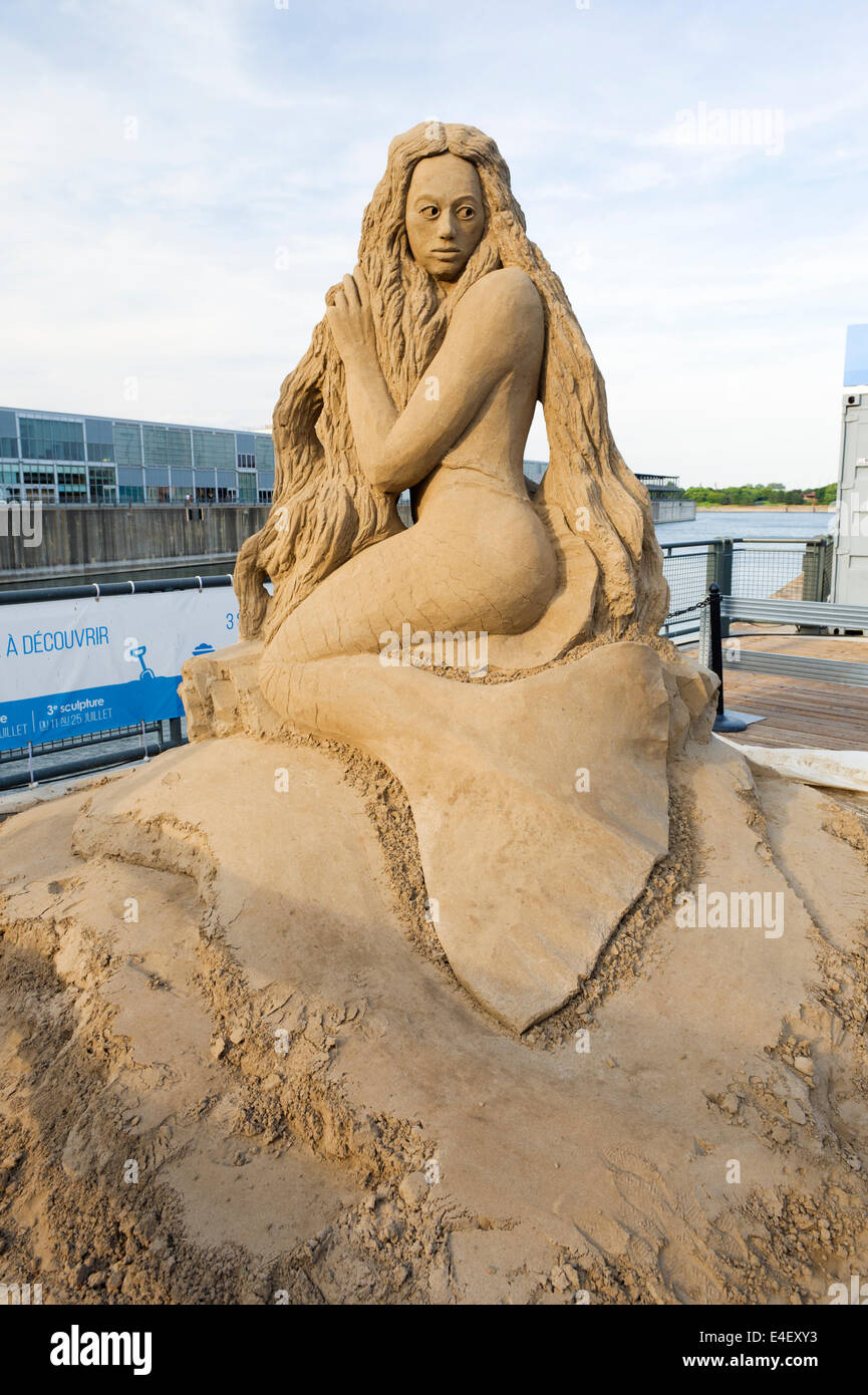 La scultura di sabbia che rappresenta una sirena del vecchio porto di Montreal, provincia del Québec in Canada. Foto Stock