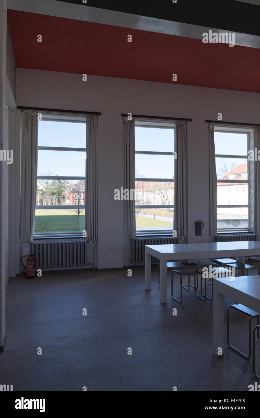 La caffetteria del Staatliches Bauhaus, la scuola di design che fondarono il modernismo, a Dessau, Germania. Foto Stock