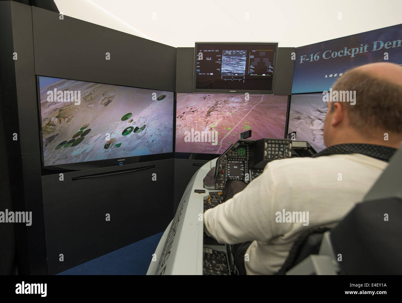 RAF Fairford, GLOUCESTERSHIRE REGNO UNITO. Il 9 luglio 2014. Lockheed Martin F16 Fighting Falcon aeromobili di dimensioni complete cockpit simulator sul display per il sistema di stampa prima apertura di RIAT venerdì 11 luglio. Credito: Malcolm Park editoriale/Alamy Live News Foto Stock