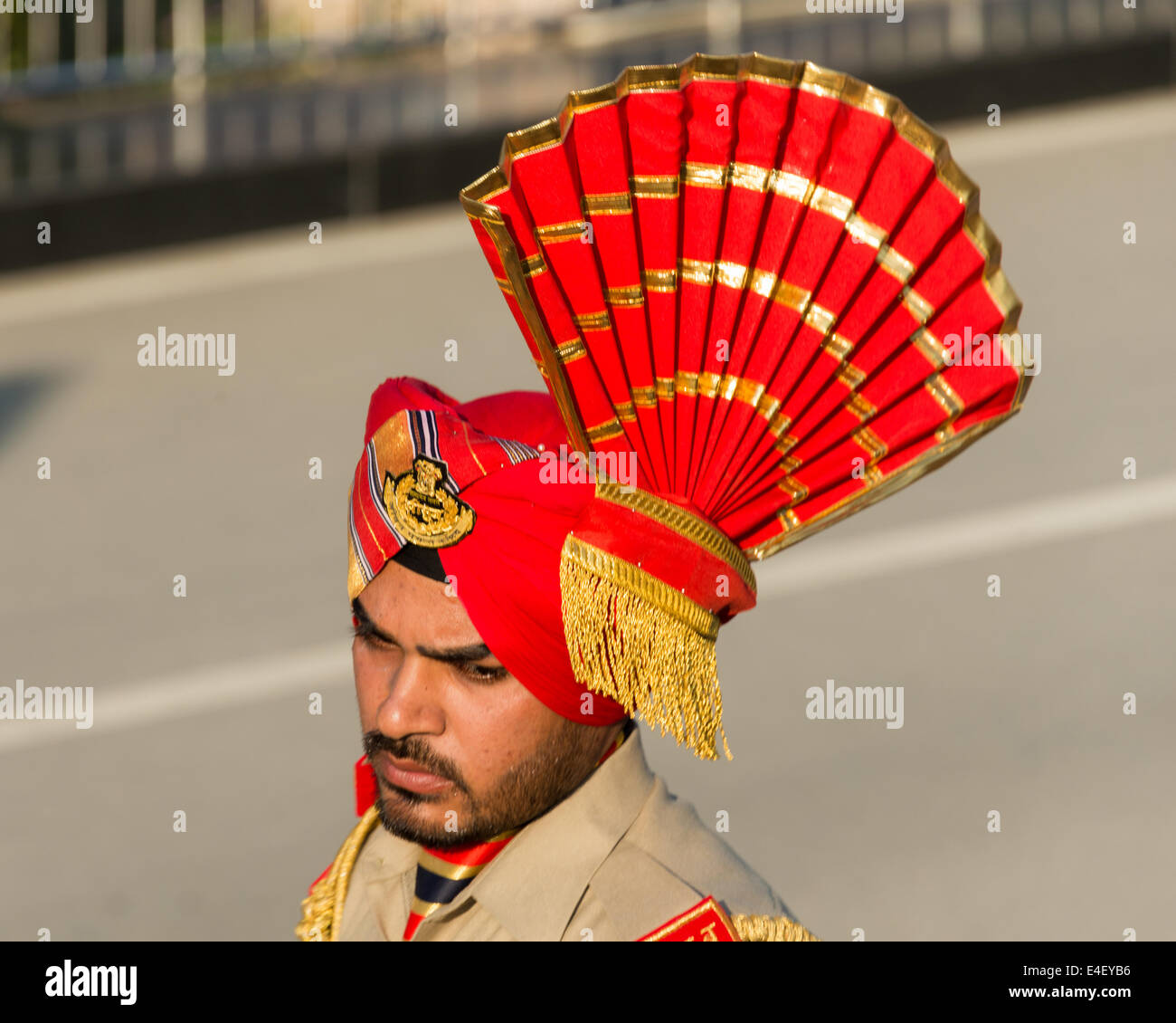 ATTARI, INDIA, 30 novembre 2013 - frontiera quotidiana cerimonia di chiusura a Attari-Wagah, indo-confine pakistano. Foto Stock