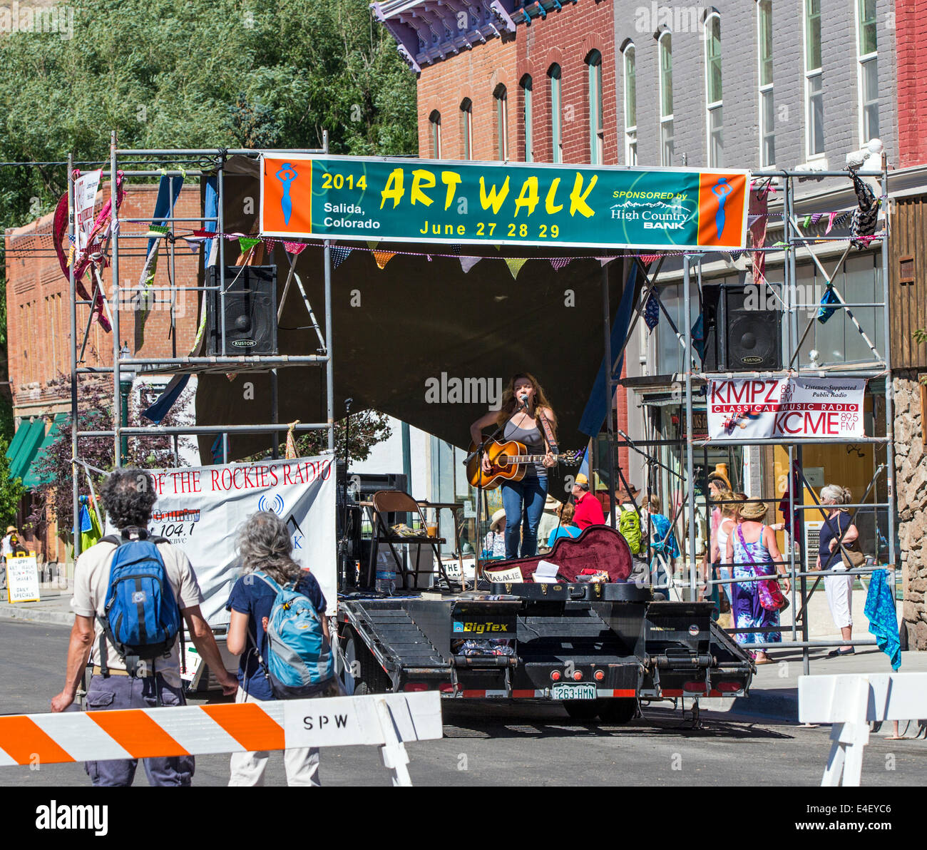 Musicista che gioca per i visitatori durante l annuale cittadina ArtWalk Festival Foto Stock