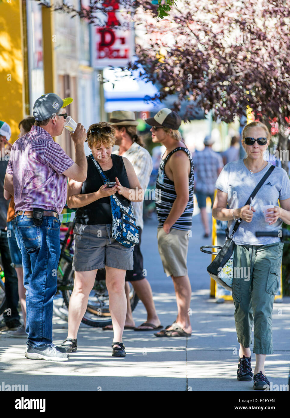 Gli ospiti godono di artwork durante l annuale cittadina ArtWalk Festival Foto Stock