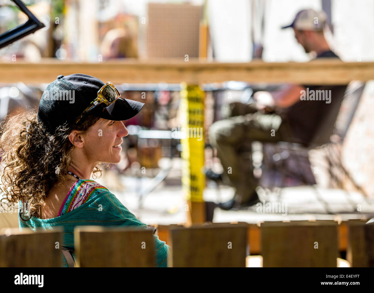 Gli ospiti godono di artwork durante l annuale cittadina ArtWalk Festival Foto Stock