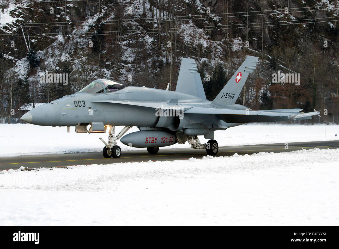 Un'F/A-18 Hornet della Swiss Air Force all aeroporto di Sion, Svizzera. Foto Stock