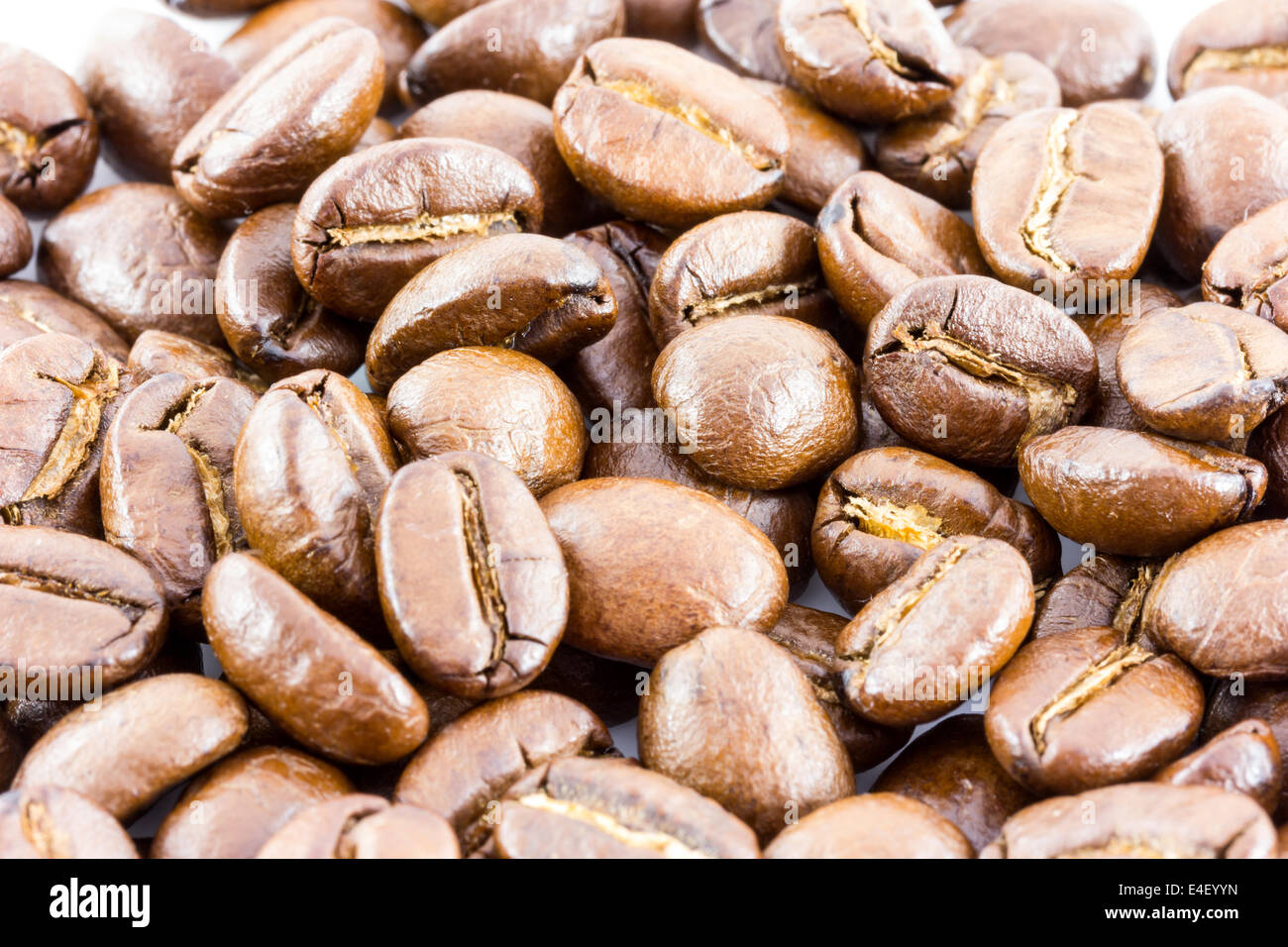 I chicchi di caffè isolare su sfondo bianco Foto Stock