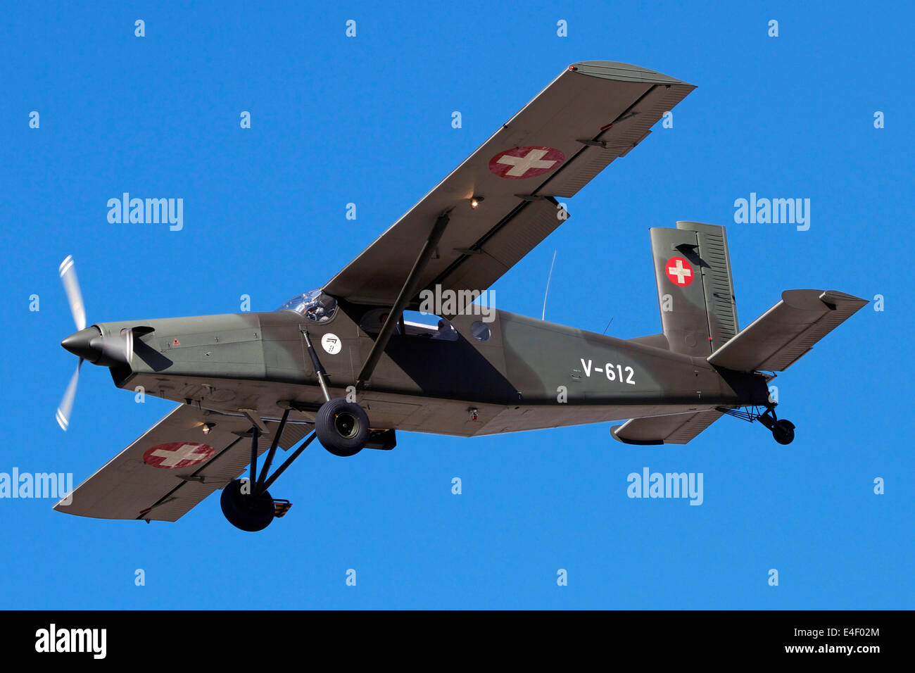 Un Pilatus PC-6 della Swiss Air Force in volo sopra la Svizzera. Foto Stock