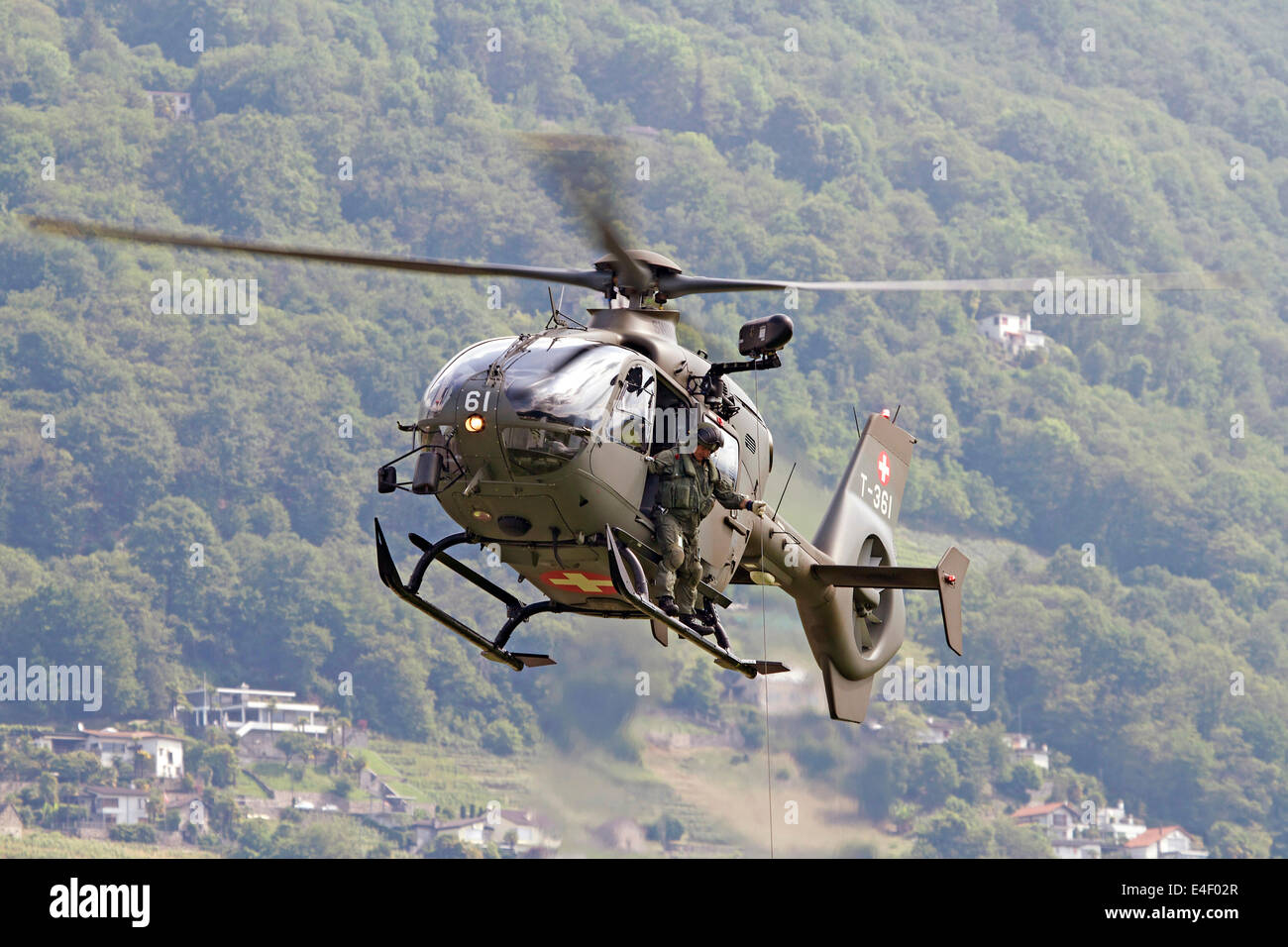 Un Eurocopter EC635 della Swiss Air Force in volo sopra Locarno, Svizzera. Foto Stock