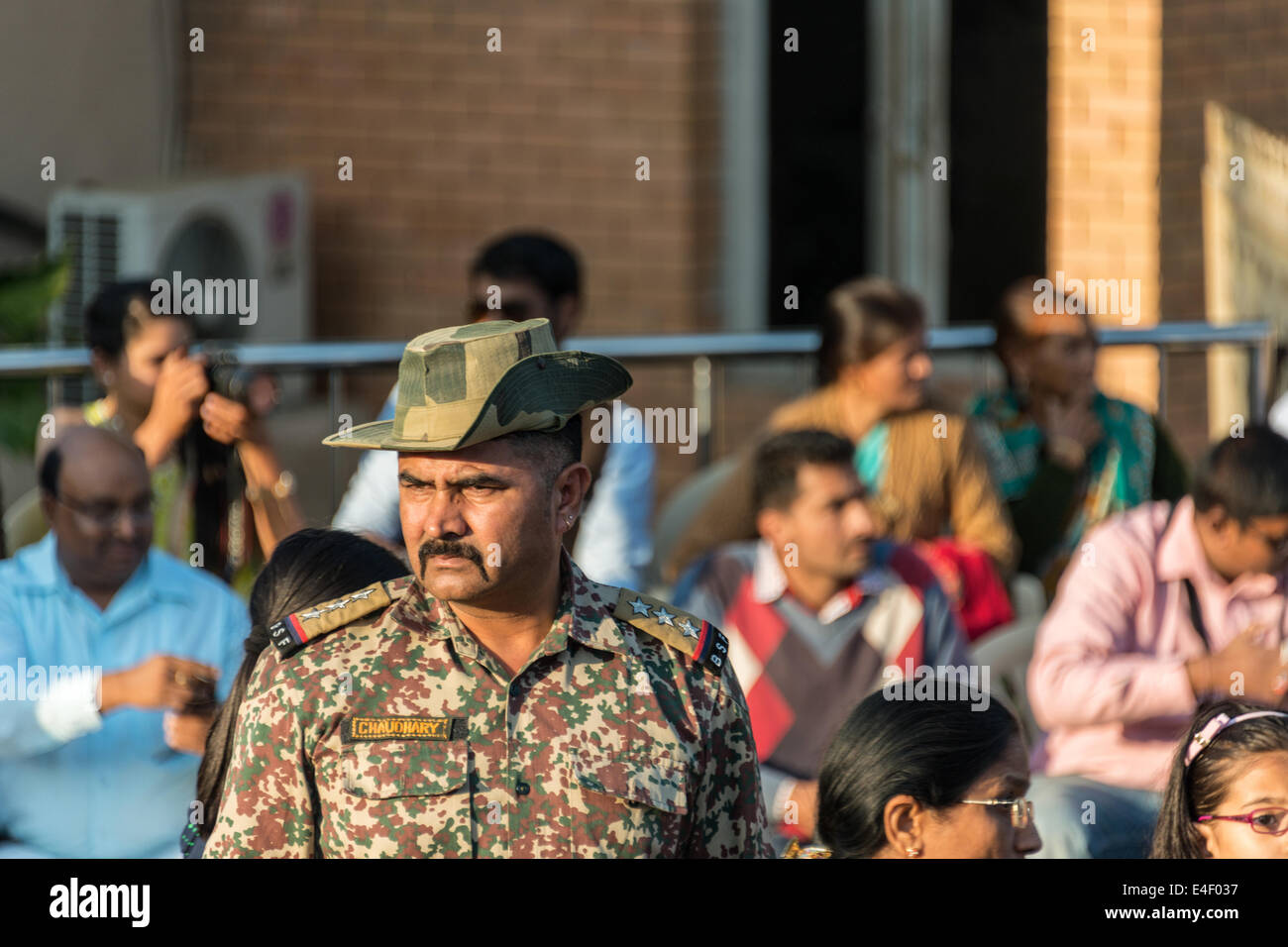ATTARI, INDIA, 30 novembre 2013 - frontiera quotidiana cerimonia di chiusura a Attari-Wagah, indo-confine pakistano. Foto Stock