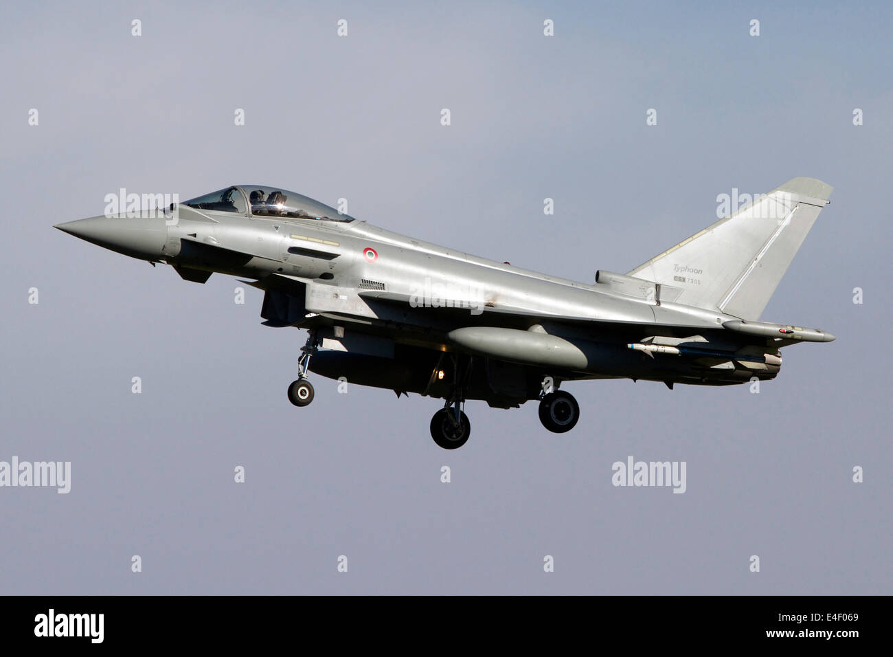 Un Eurofighter Typhoon 2000 multirole fighter aircraft della Forza Aerea Italiana in volo sopra l'Italia. Foto Stock