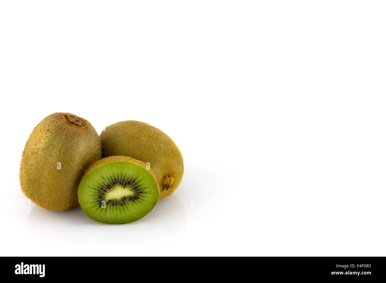 Il kiwi isolare su sfondo bianco Foto Stock