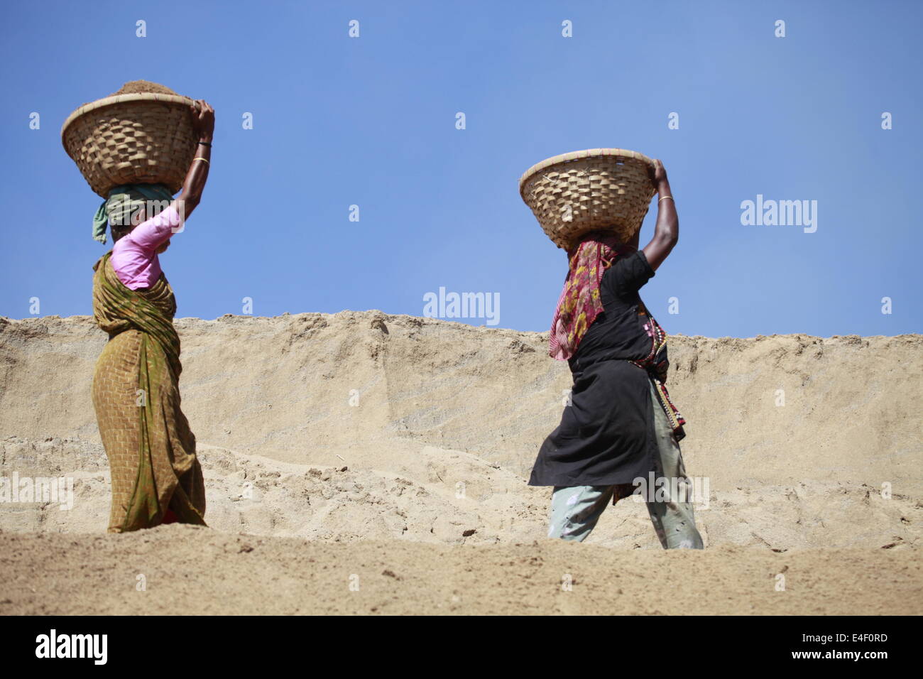 Lavoro in Bangladesh,Asia,Asian,l'Etnia,Bangladesh,bangladese,basket,Bengali,barca,COLORE,IMMAGINE,carenza,privazione,privare, Foto Stock