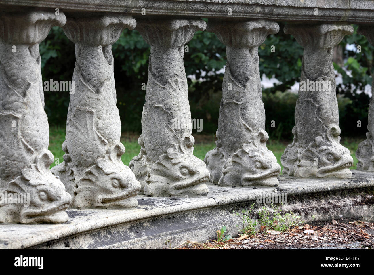 Dolphin colonne in una balaustra all'entrata di Preston Park, Brighton. Foto Stock