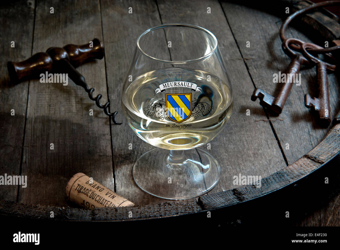 MEURSAULT vino francese Situazione di degustazione in cantina con vetro di Meursault bianco fine Borgogna Chardonnay Premier Cru vino Cote d'Or Borgogna Francia Foto Stock