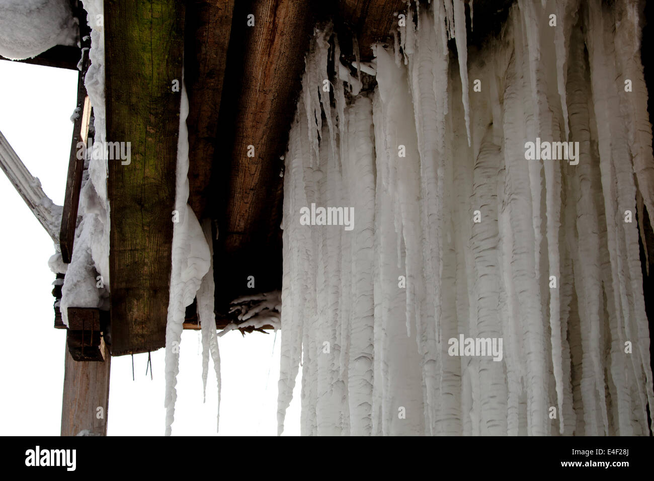 Case di legno coperto di neve icicle del tetto Foto Stock