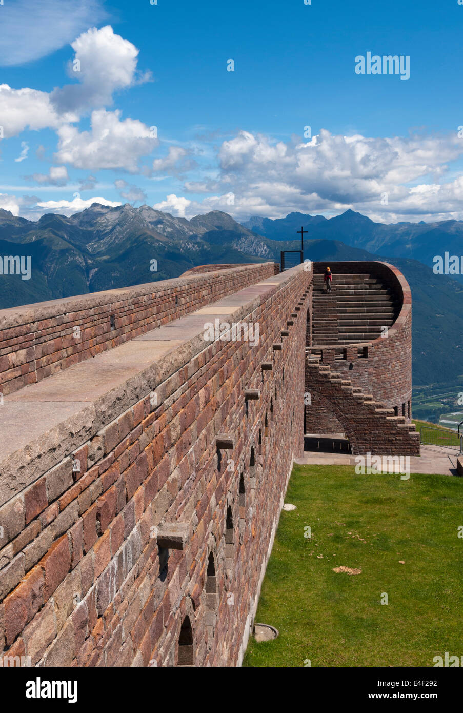 Mario Botta la famosa chiesa alpina 'Santa Maria degli Angeli' sulla sommità del Monte Tamaro nella Svizzera Ticino county. Foto Stock