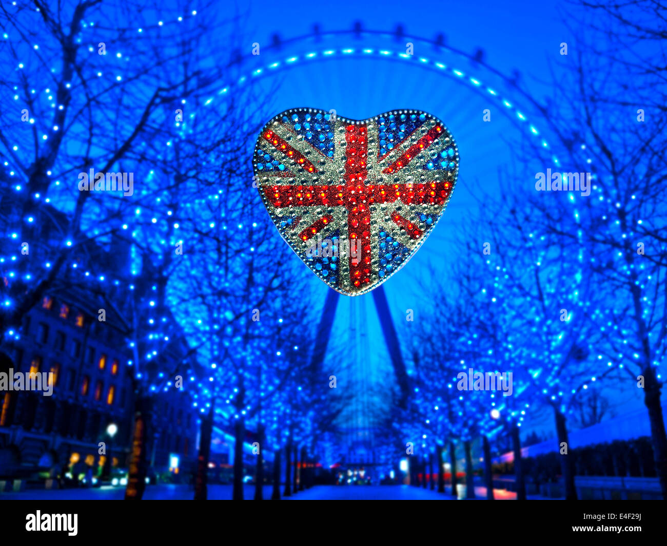 LONDON EYE UNIONE LUCI BANDIERA AMORE Londra REGNO UNITO spumanti riflettente Union Jack Flag motif con l'Occhio di Londra di notte in b/g Westminster London REGNO UNITO Foto Stock