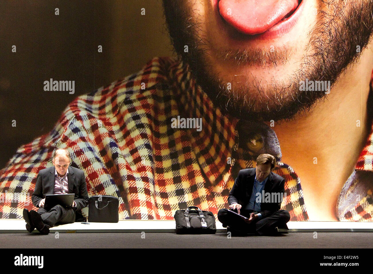 Uomini d'affari in un Mobile World Congress di Barcellona, Spagna. Foto Stock