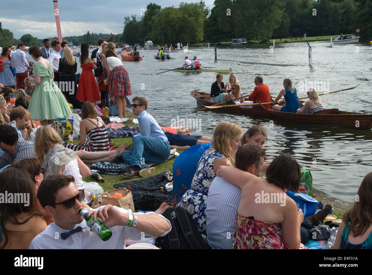 Henley su Thames Royal Regatta UK. Folle di persone che guardano le corse dalla riva del fiume. 2014 HOMER SYKES 2010s Foto Stock