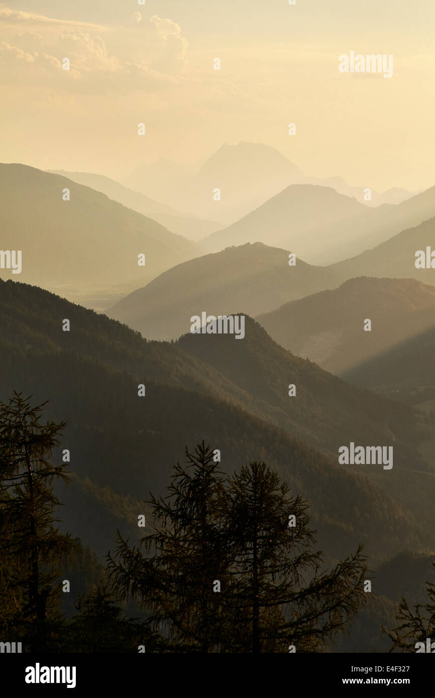 Luce della Sera oltre la valle Ennstal guardando ad ovest da Mt Buchstein verso il Monte Grimming Parco Nazionale Gesäuse Stiria Austria Foto Stock