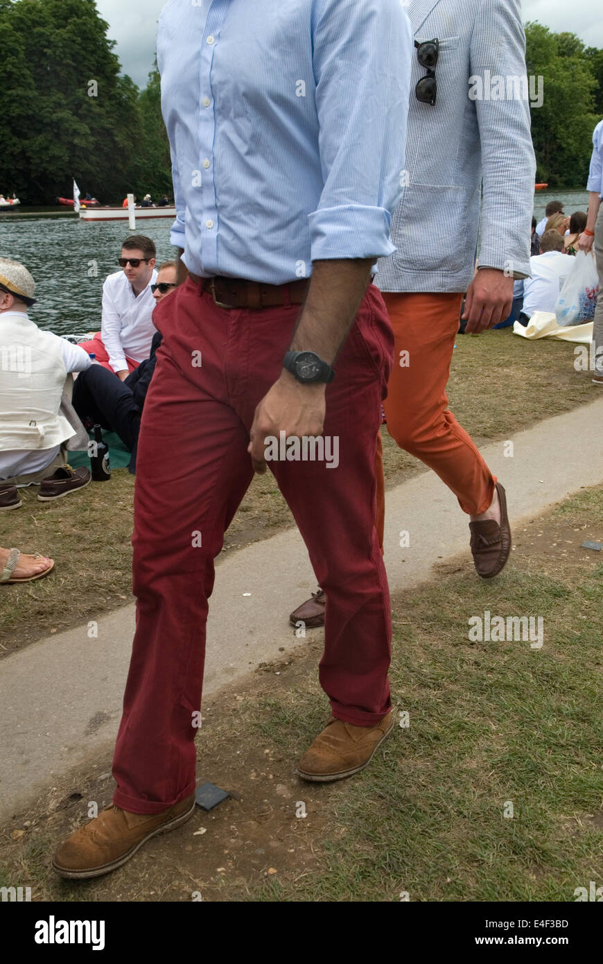 Moda uomo anni '2010 Regno Unito. Eleganti abiti casual colorati da uomo che indossano pantaloni alla moda di colore rosso e arancione. Henley Royal Regatta, Henley on Thames, Regno Unito. 2014 Inghilterra HOMER SYKES Foto Stock