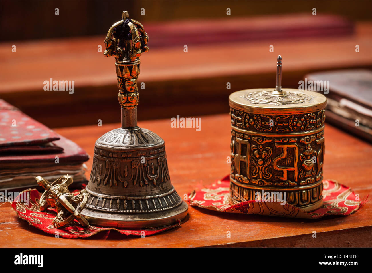 Buddista Tibetana ancora in vita - vajra, Campana e ruota di preghiera. Hemis gompa, Ladakh, India. Foto Stock