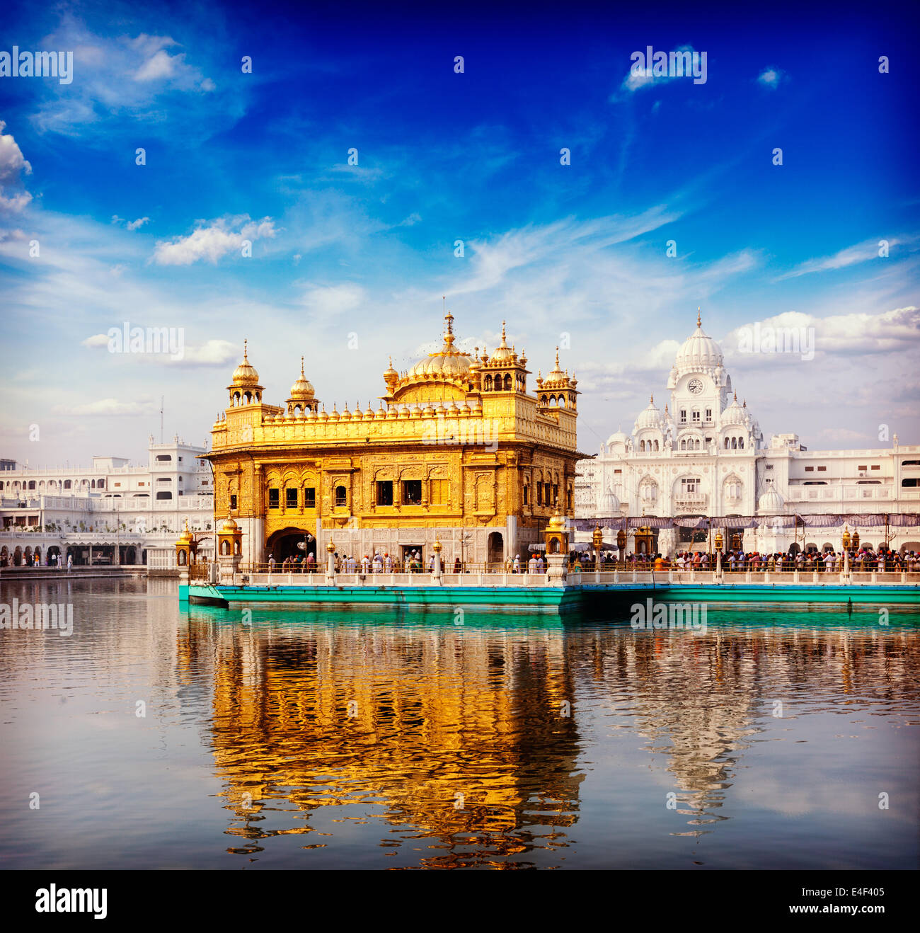 Vintage retrò hipster stile immagine di viaggio del famoso India attrazione Gurdwara Sikh Tempio d'Oro (Harmandir Sahib). Amritsar, Foto Stock