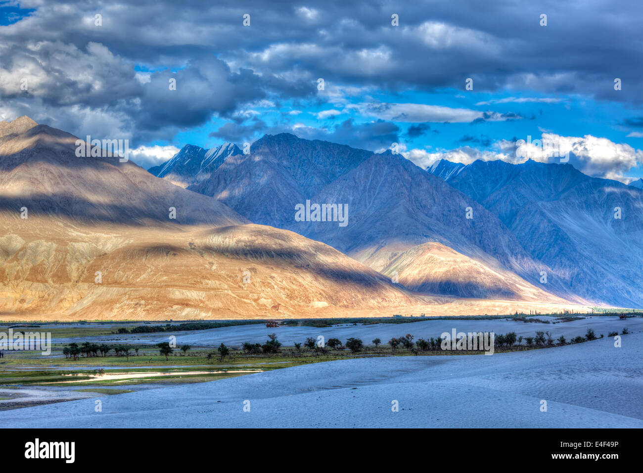 High Dynamic Range Immagine valley in Himalaya con dune di sabbia. Hunder, Valle di Nubra, Ladakh, India Foto Stock