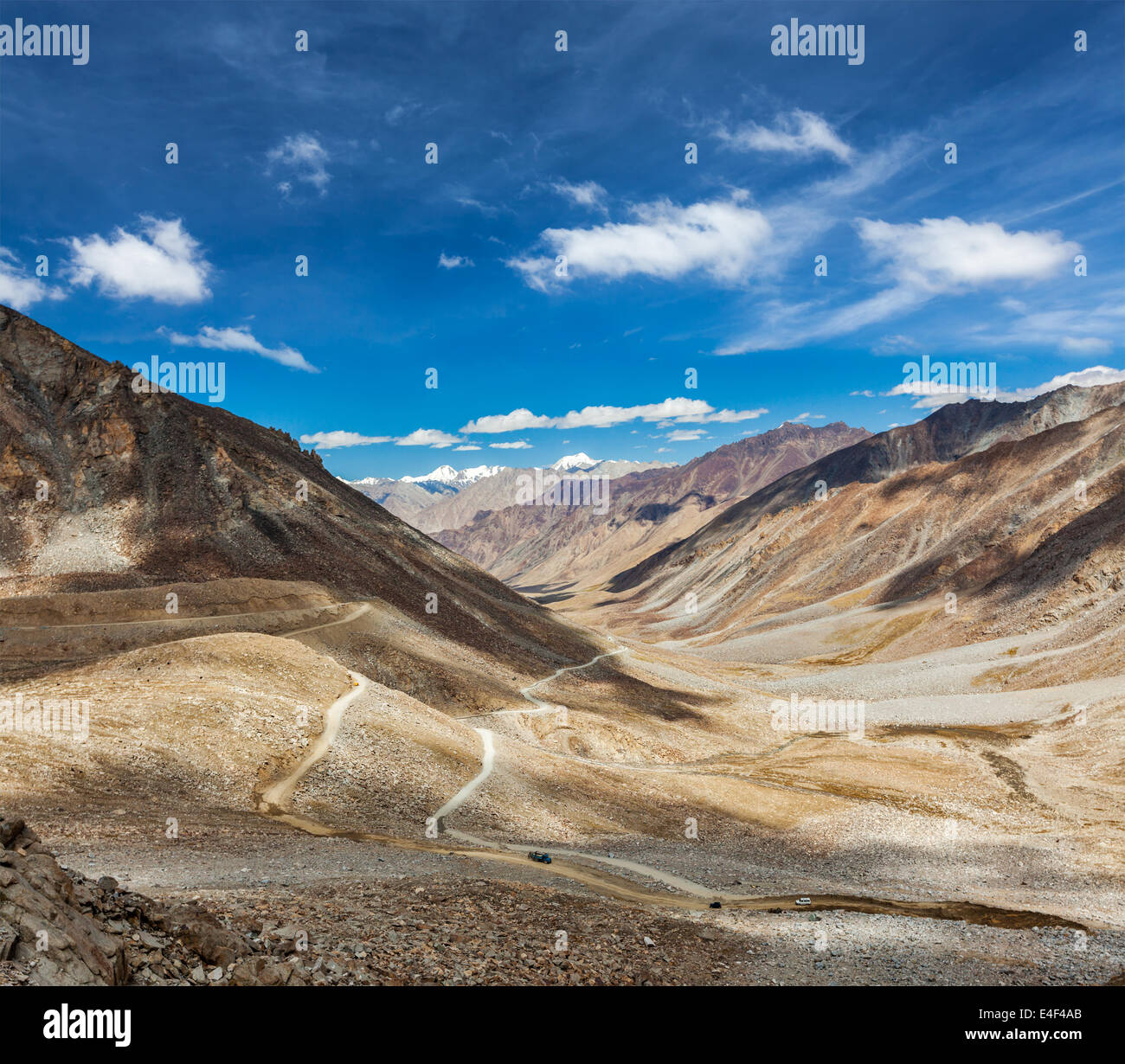 Valle himalayana paesaggio con road vicino Kunzum La pass - presumibilmente il più alto motorable passano nel mondo (5602 m), Ladakh Foto Stock