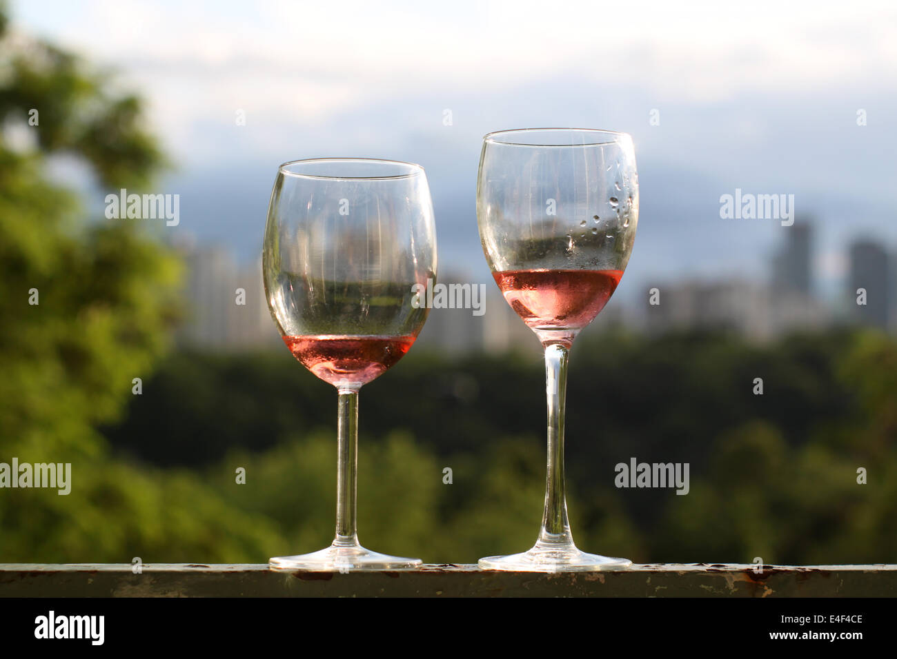 Due bicchieri di vino rosato su una ringhiera arrugginito Foto Stock