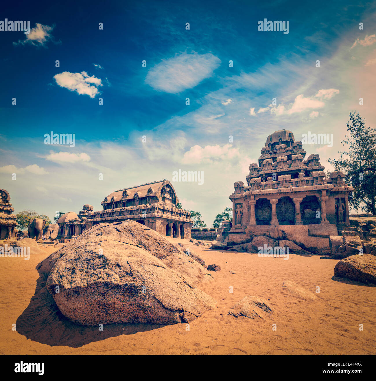 Vintage retrò hipster stile immagine di viaggio di cinque Rathas - antico indù indiano monolitico rock-cut architettura. Mahabalipuram, Foto Stock