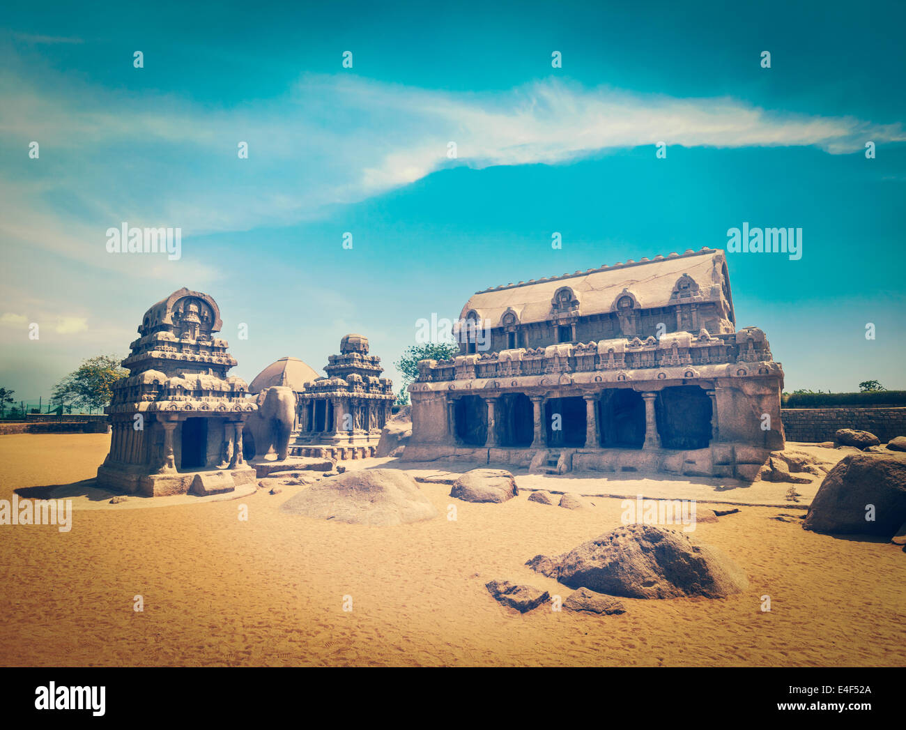 Vintage retrò hipster stile immagine di viaggio di cinque Rathas - antico indù indiano monolitico rock-cut architettura. Mahabalipuram Foto Stock