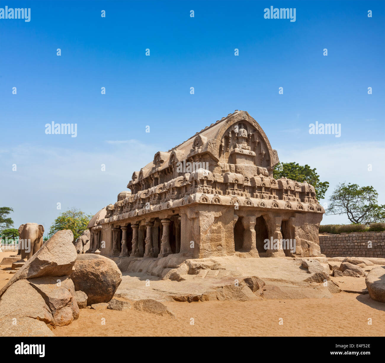 Cinque Rathas - antico indù indiano monolitico rock-cut architettura. Mahabalipuram, Tamil Nadu, nell India meridionale Foto Stock