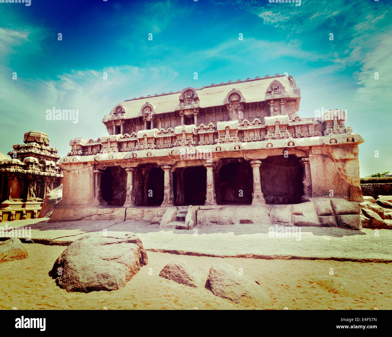 Vintage retrò hipster stile immagine di viaggio di cinque Rathas - antico indù indiano monolitico rock-cut architettura. Mahabalipuram, Foto Stock