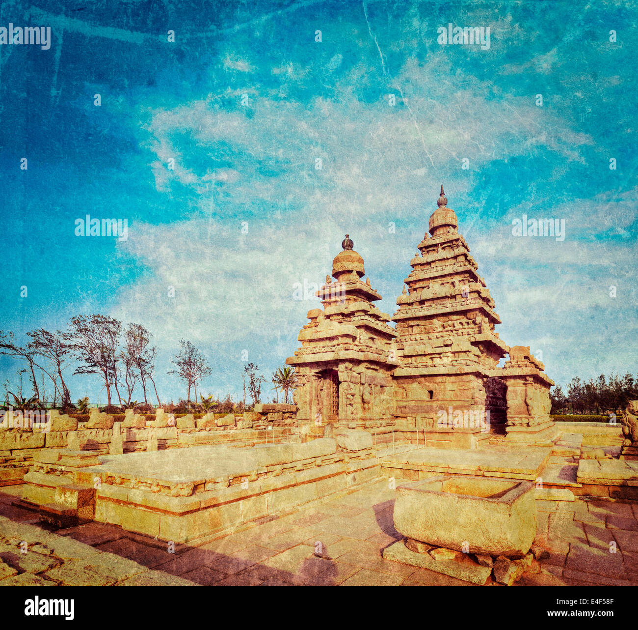 Vintage retrò hipster stile immagine di viaggio del famoso Tamil Nadu landmark - Tempio Shore, sito del patrimonio mondiale in Mahabalipuram Foto Stock