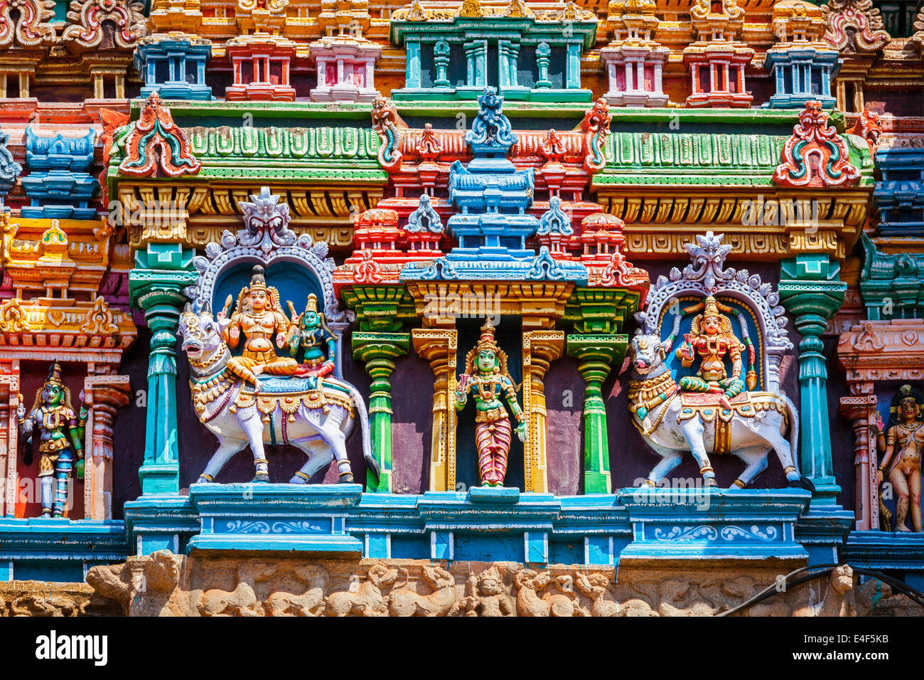 Shiva e Parvati del Bull su immagini. Sculture sul tempio indù gopura (torre). Tempio di Minakshi, Madurai, Tamil Nadu, India Foto Stock