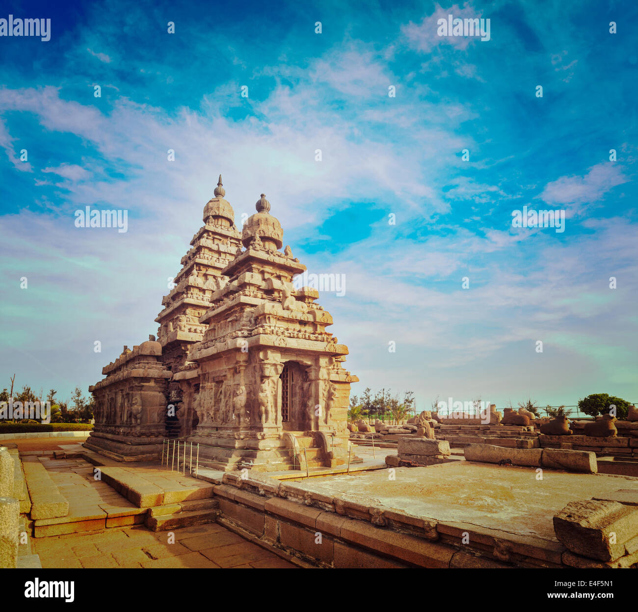 Vintage retrò hipster stile immagine di viaggio del famoso Tamil Nadu landmark - Tempio Shore, sito del patrimonio mondiale in Mahabalipuram Foto Stock