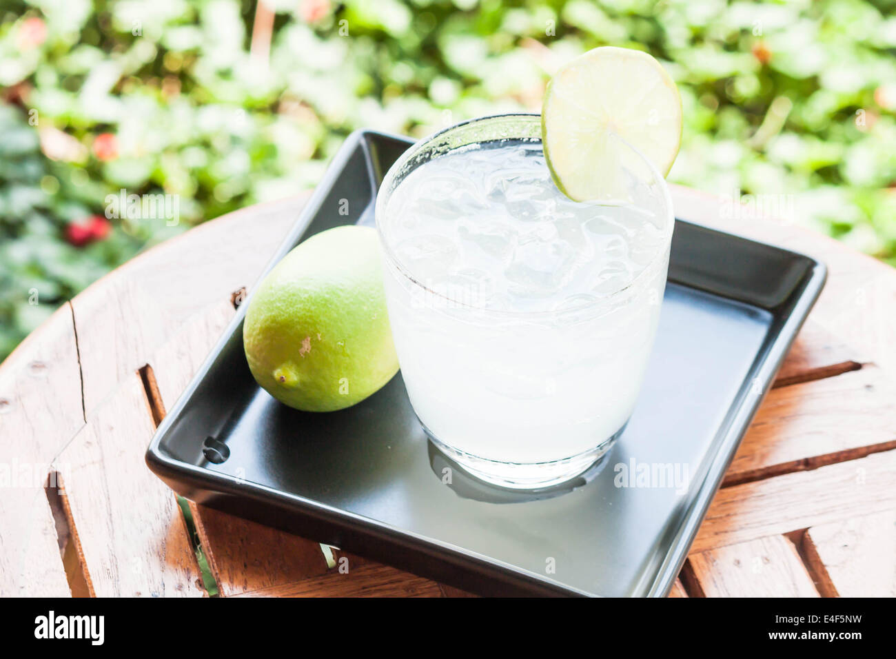 Vetro freddo di succo di lime con calce Foto Stock