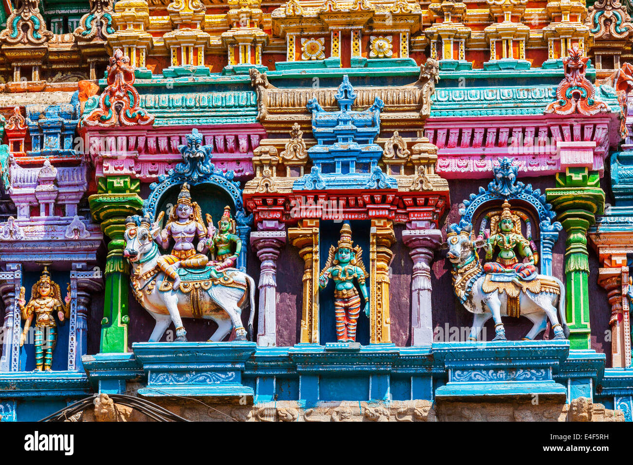 Shiva e Parvati del Bull su immagini. Sculture sul tempio indù gopura (torre). Tempio di Madurai, Madurai, Tamil Nadu, India Foto Stock