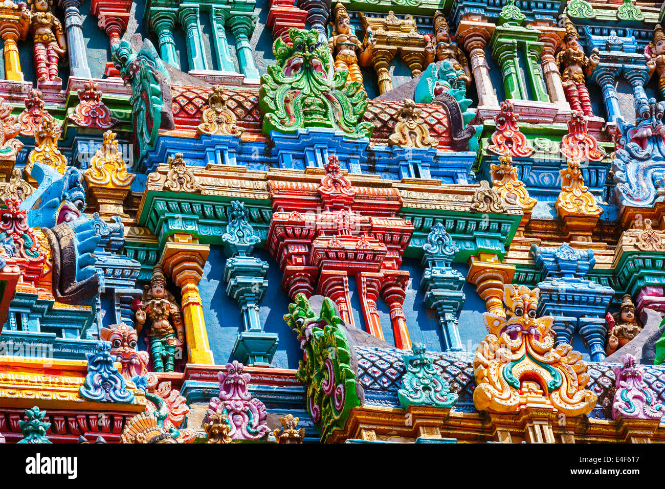 Sculture sul tempio indù gopura (torre). Tempio di Madurai, Madurai, Tamil Nadu, India Foto Stock