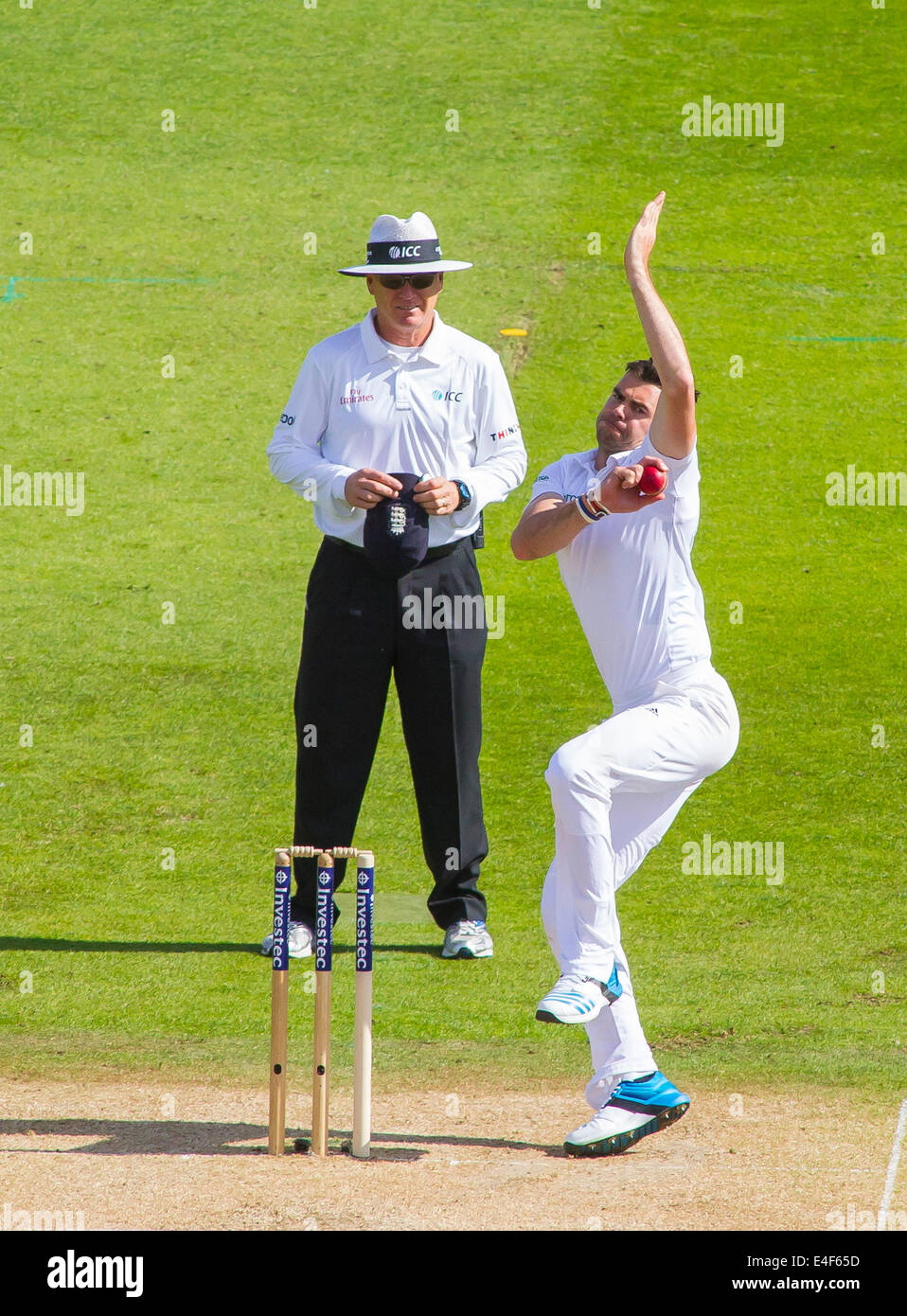 Nottingham, Regno Unito. 09 Luglio, 2014. James Anderson di Inghilterra bowling durante il primo giorno del primo test match tra Inghilterra e India a Trent Bridge terreno su luglio 09, 2014 a Nottingham, Inghilterra. Credito: Mitchell Gunn/ESPA/Alamy Live News Foto Stock