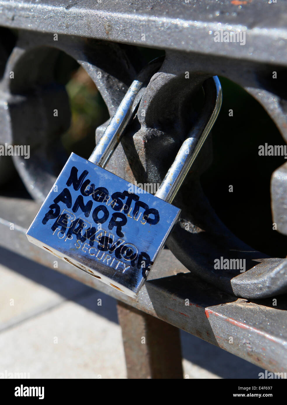 Lucchetto amore visto in un pont su un ponte in Palma de Maiorca, SPAGNA Foto Stock