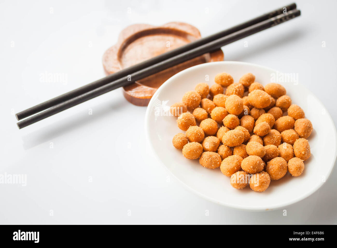 Snack arachidi ricoperte con condimento piccante e bastoncini Foto Stock