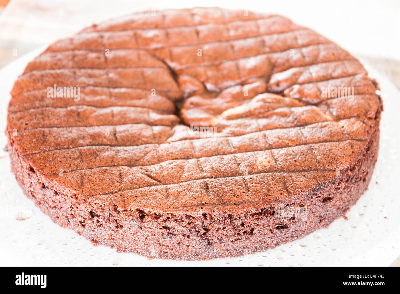 La parte superiore di chiffon torta al cioccolato di rum spruzzato Foto Stock