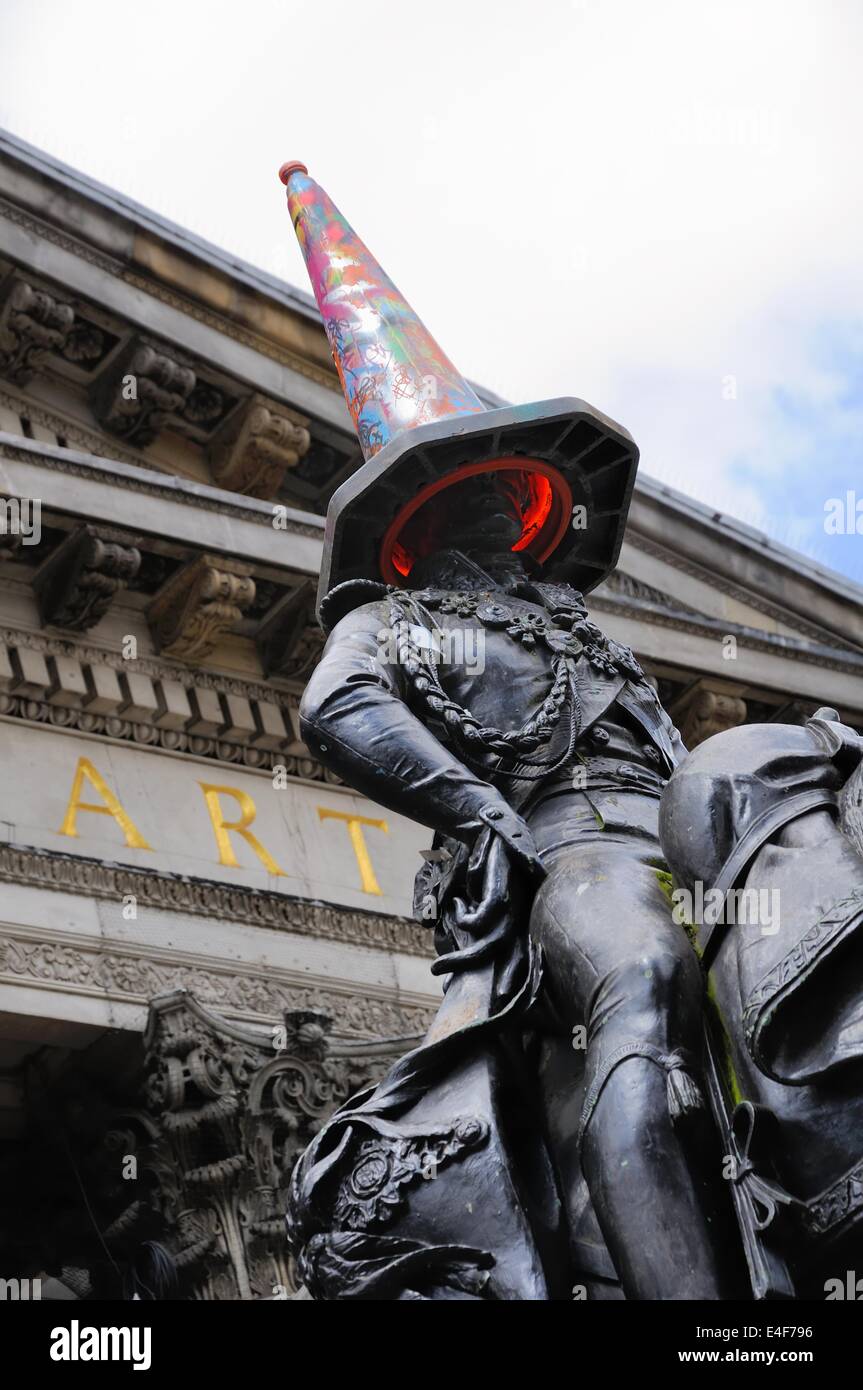 Glasgow il Duca di Wellington statua con cono di traffico sulla sua testa fuori dal Museo di Arte Moderna e il Royal Exchange Square, Glasgow, Scotland, Regno Unito Foto Stock