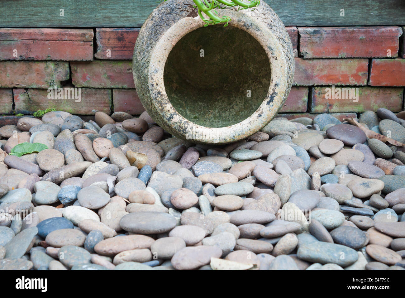 Giardino vaso di terracotta decorata sulla ghiaia marrone Foto Stock