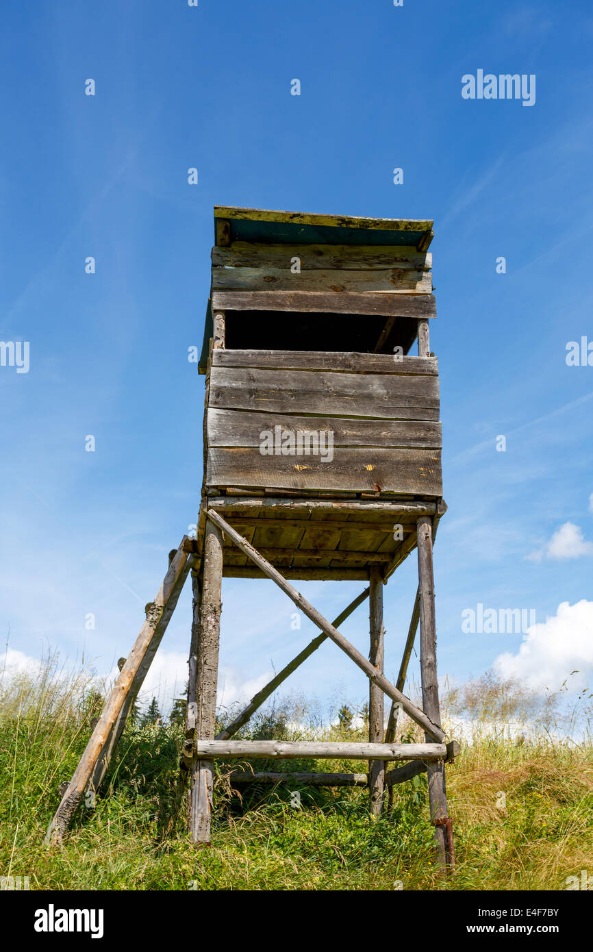 Cacciatori di legno alto seggio nel paesaggio rurale, Repubblica Ceca scenario Foto Stock