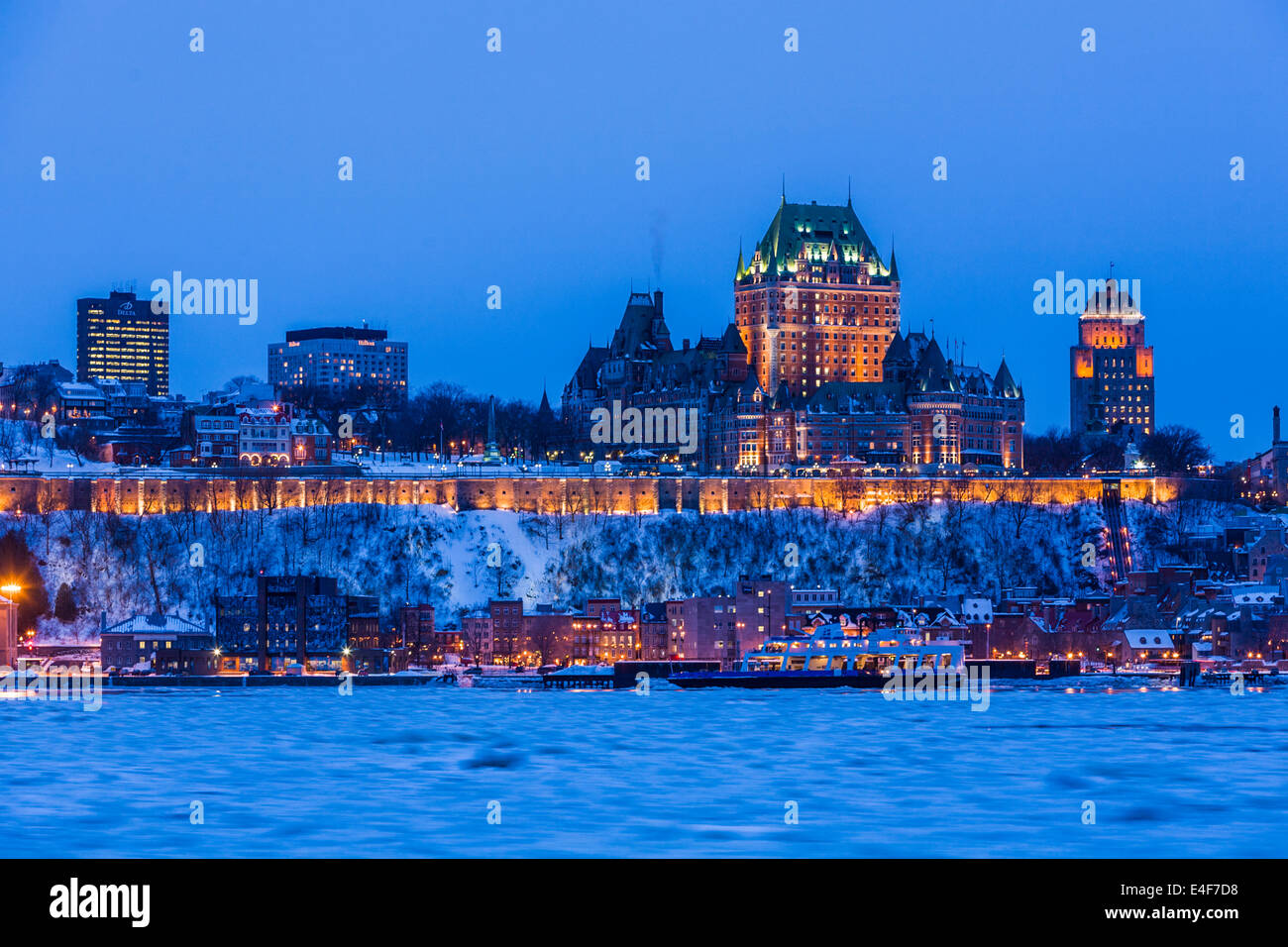 Skyline della città al crepuscolo, mostrando Chateau Frontenac in inverno, come viste attraverso il fiume San Lorenzo, Quebec City Quebec, Foto Stock
