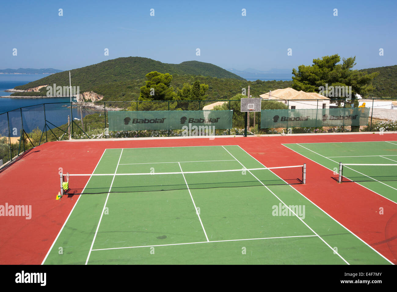 Un campo da tennis ad un complesso per ferie a Sivota, Grecia. Foto Stock