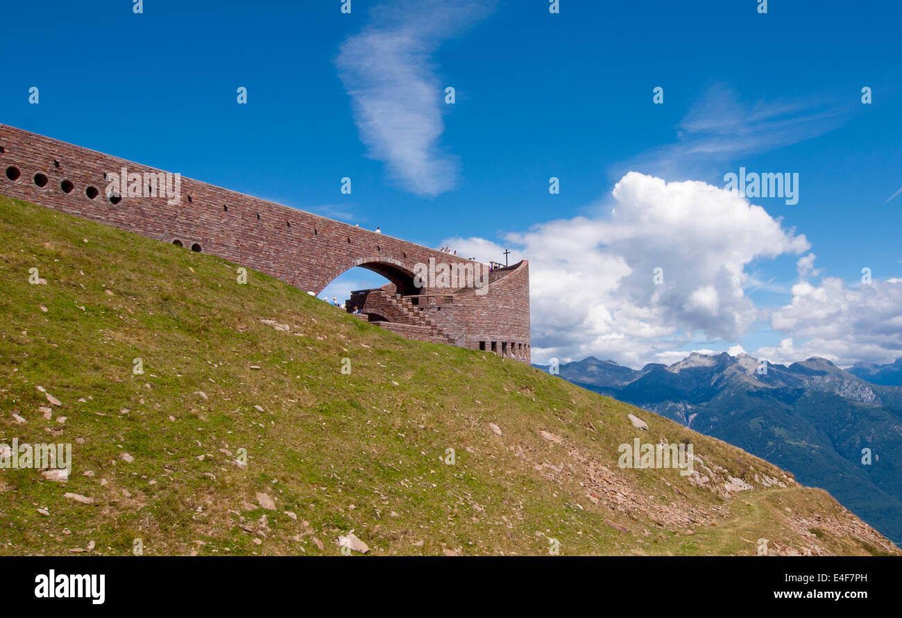 Mario Botta la famosa chiesa alpina 'Santa Maria degli Angeli' sulla sommità del Monte Tamaro nella Svizzera Ticino county. Foto Stock