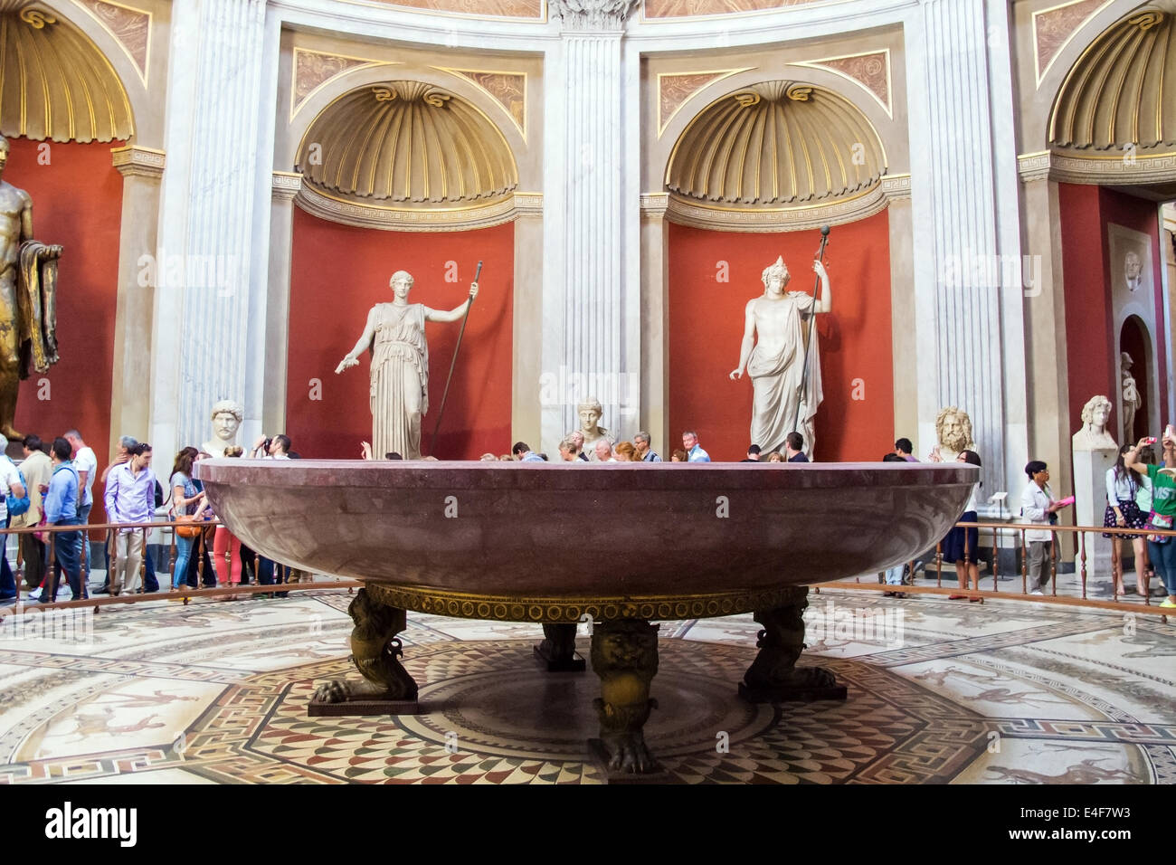 La sala rotonda o la sala rotonda in Vaticano museo che ospita il nero è il porfido rosso pietra del bagno al suo centro Foto Stock